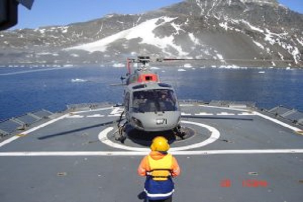 helicóptero embarcado Esquilo operando desde el buque multipropósito ROU Artigas.