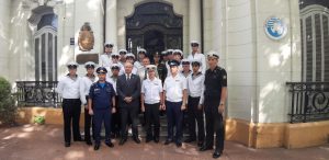 Delegación del buque fotografiándose en el frente del Instituto Antártico Uruguayo