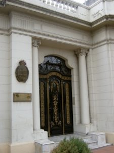 Foto de la puerta de entrada del Instituto 