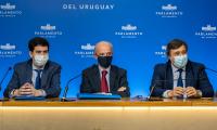 Ministro de Defensa Nacional acompañado del Director General y el subdirector de Secretaria Ministro de Defensa Nacional acompañado del Director General y el subdirector de Secretaria