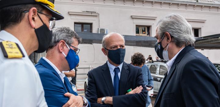 Ministro Javier García acompañado de autoridades