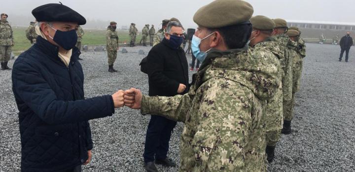 Ministro de Defensa Nacional Saludando a personal del Ejército