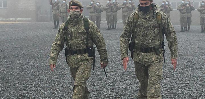 Comandante en jefe del Ejército junto a personal del Ejército