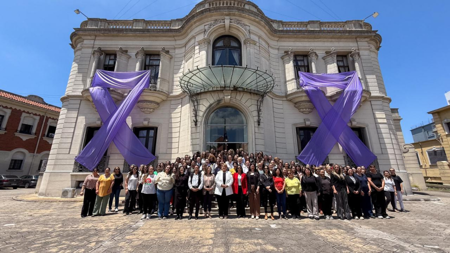 Fotografía con ministra y funcionarias del MDN en el edificio central por el 25N