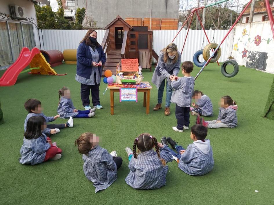 Donación de kit escolar y chocolates a jardines MDN Donación de kit escolar y chocolates a jardines MDN