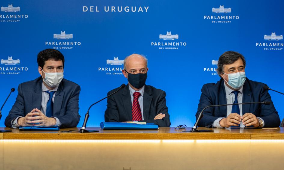 Ministro de Defensa Nacional acompañado del Director General y el subdirector de Secretaria Ministro de Defensa Nacional acompañado del Director General y el subdirector de Secretaria