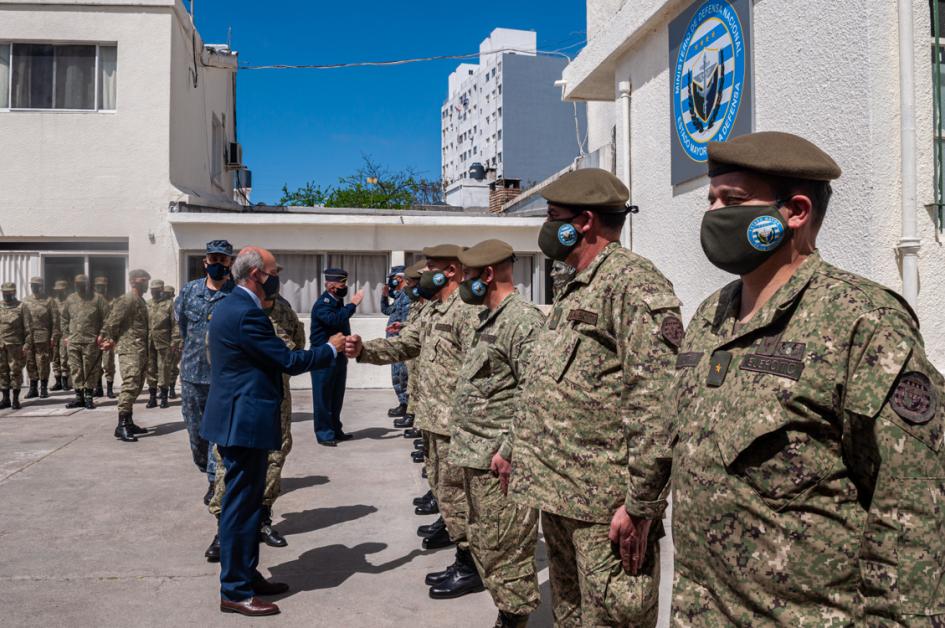 Ministro de Defensa reconociendo labor de militares que custodiaron las urnas en las elecciones departamentales Ministro de Defensa reconociendo labor de militares que custodiaron las urnas en las elecciones departamentales