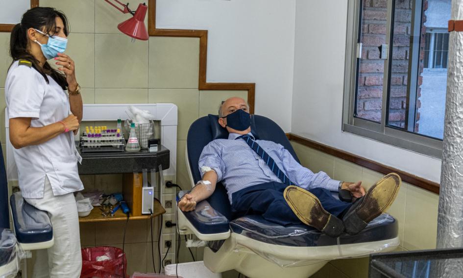 Ministro de Defensa Nacional donando sangre en el Hospital Central de las FFAA