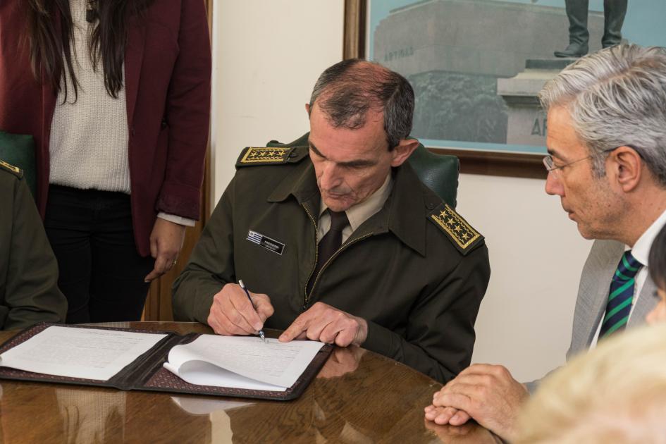 Comandante en jefe del Ejército firmando convenio Comandante en jefe del Ejército firmando convenio