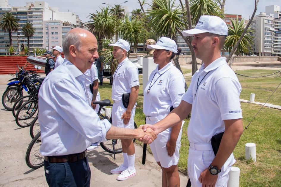 Ministro de Defensa Nacional Javier García saludando a personal de Prefectura Naval Ministro de Defensa Nacional Javier García saludando a personal de Prefectura Naval