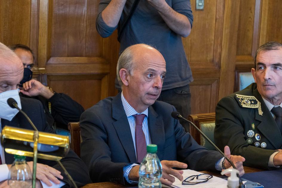 Ministro de Defensa en Parlamento Ministro de Defensa en Parlamento
