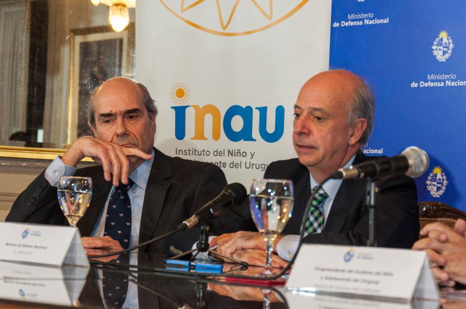 Firma de convenio entre MDN e INAU