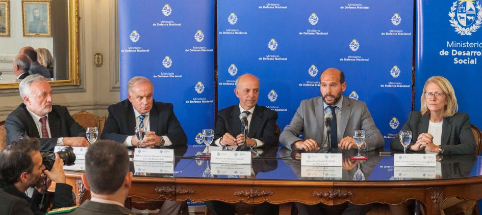 Ministro de Defensa Nacional acompañado por el Ministro de Desarrollo Social y autoridades Ministro de Defensa Nacional acompañado por el Ministro de Desarrollo Social y autoridades