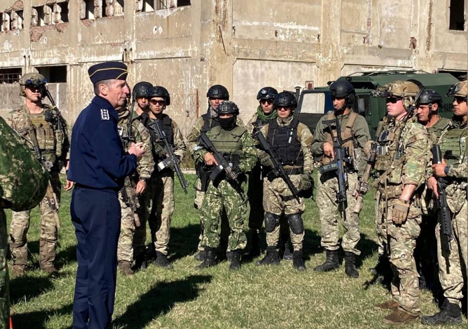 General del Aire Rodolfo Pereyra y autoridades saludando a los participantes del entrenamiento General del Aire Rodolfo Pereyra y autoridades saludando a los participantes del entrenamiento