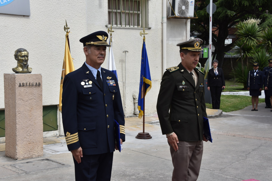 Entrega de reconocimientos al Cnel. (Av.) Ruben Aquines y Cnel. Jorge Maza.