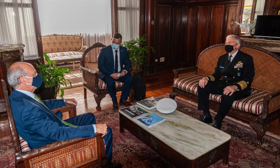 Ministro García reunido en su despacho con el comandante del Comando Sur de Estados Unidos