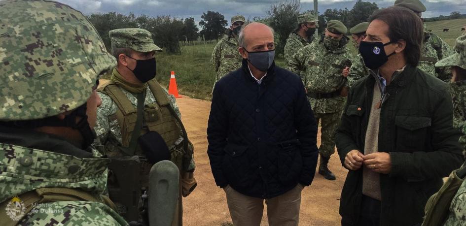 El presidente Lacalle Pou y el ministro de Defensa Nacional, Javier García con autoridades del ejercito en puesto de control fronterizo