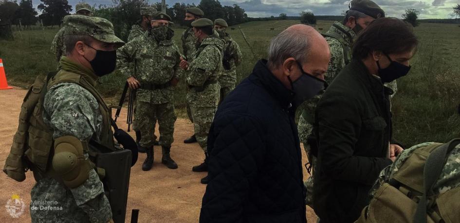 El presidente Lacalle Pou y el ministro de Defensa Nacional, Javier García con autoridades del ejercito en puesto de control fronterizo El presidente Lacalle Pou y el ministro de Defensa Nacional, Javier García con autoridades del ejercito en puesto de control fronterizo