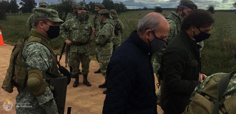 El presidente Lacalle Pou y el ministro de Defensa Nacional, Javier García con autoridades del ejercito en puesto de control fronterizo