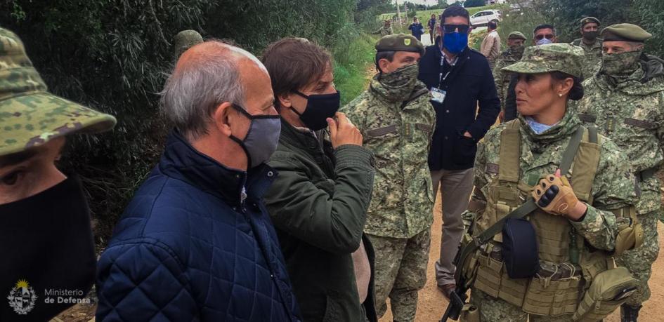 El presidente Lacalle Pou y el ministro de Defensa Nacional, Javier García con autoridades del ejercito en puesto de control fronterizo El presidente Lacalle Pou y el ministro de Defensa Nacional, Javier García con autoridades del ejercito en puesto de control fronterizo
