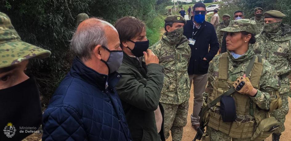 El presidente Lacalle Pou y el ministro de Defensa Nacional, Javier García con autoridades del ejercito en puesto de control fronterizo