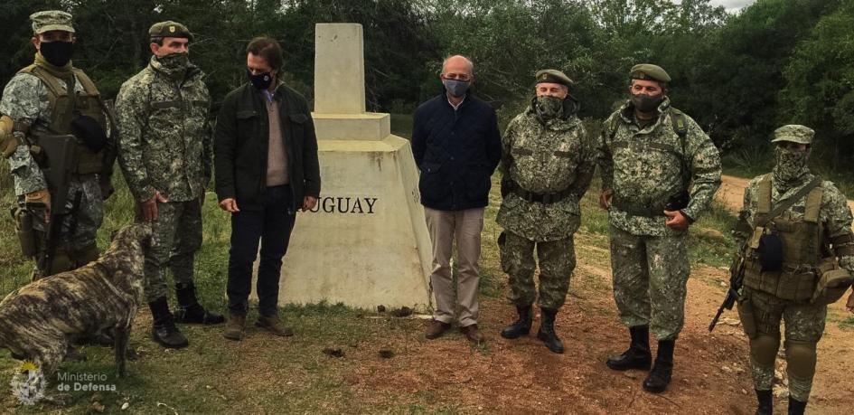 El presidente Lacalle Pou y el ministro de Defensa Nacional, Javier García con autoridades del ejercito en puesto de control fronterizo