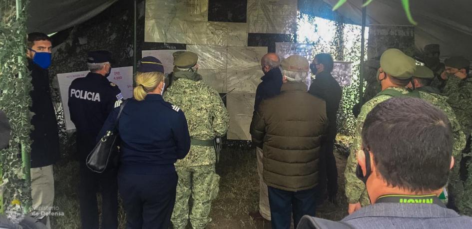 El presidente Lacalle Pou y el ministro de Defensa Nacional, Javier García con autoridades del ejercito en puesto de control fronterizo El presidente Lacalle Pou y el ministro de Defensa Nacional, Javier García con autoridades del ejercito en puesto de control fronterizo