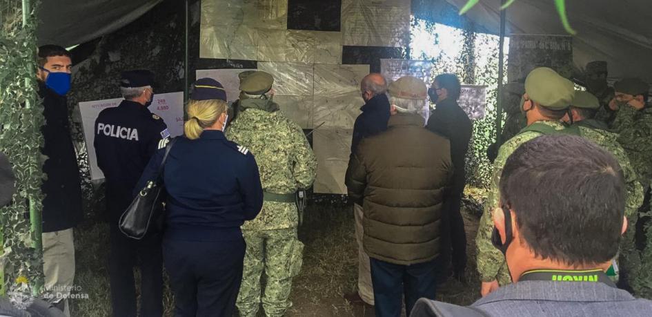 El presidente Lacalle Pou y el ministro de Defensa Nacional, Javier García con autoridades del ejercito en puesto de control fronterizo