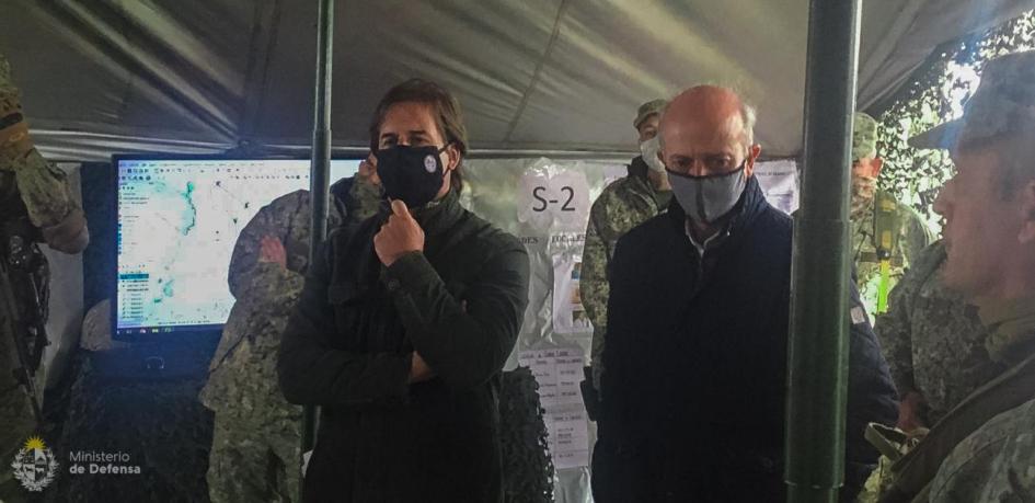 El presidente Lacalle Pou y el ministro de Defensa Nacional, Javier García con autoridades del ejercito en puesto de control fronterizo El presidente Lacalle Pou y el ministro de Defensa Nacional, Javier García con autoridades del ejercito en puesto de control fronterizo