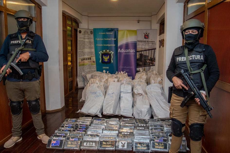 Personal de la Armada Nacional custodiando droga incautada en el Puerto de Montevideo Personal de la Armada Nacional custodiando droga incautada en el Puerto de Montevideo