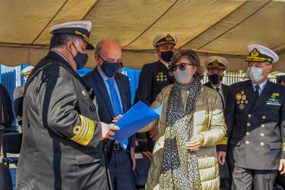 Ministro de Defensa Nacional acompañado por autoridades de la Armada Nacional