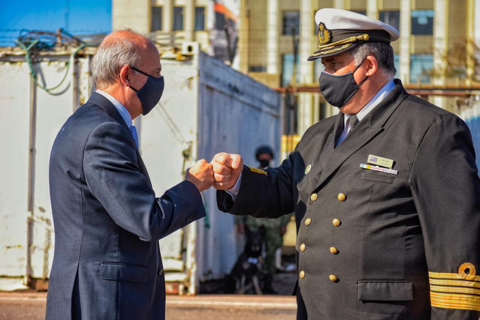 Ministro de Defensa Nacional acompañado por autoridades de la Armada Nacional