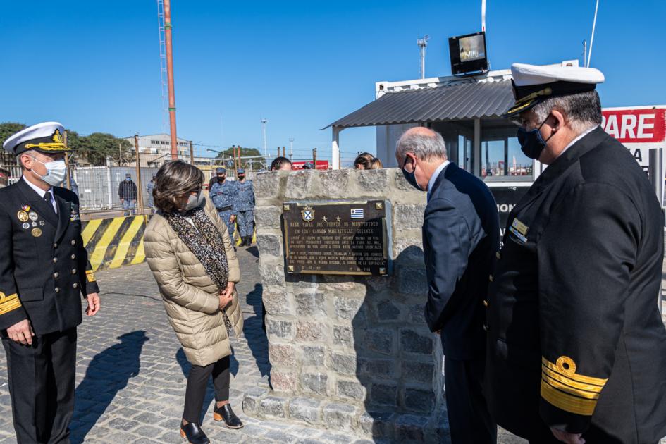 Ministro de Defensa Nacional acompañado por autoridades de la Armada Nacional