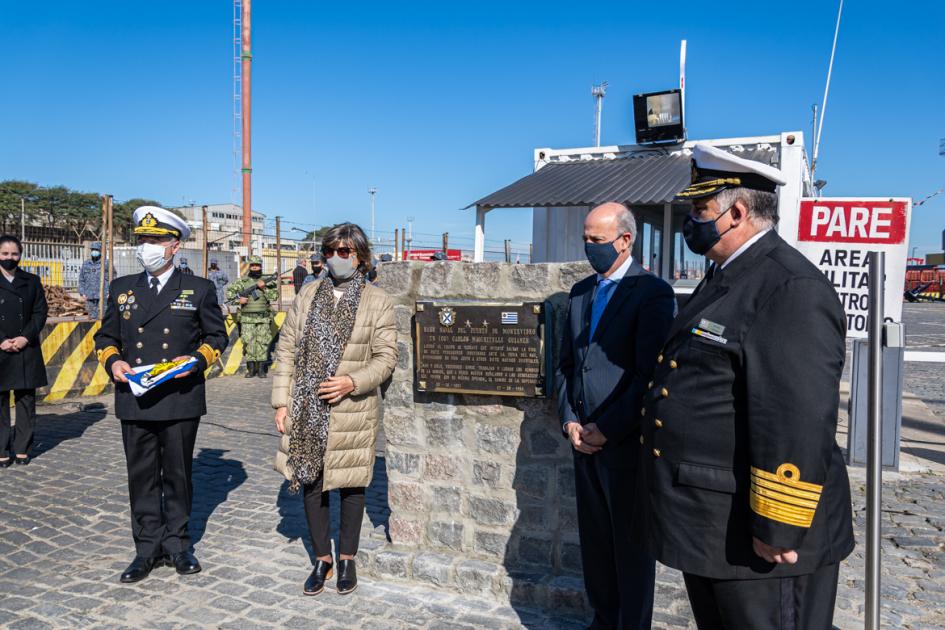 Ministro de Defensa Nacional acompañado por autoridades de la Armada Nacional