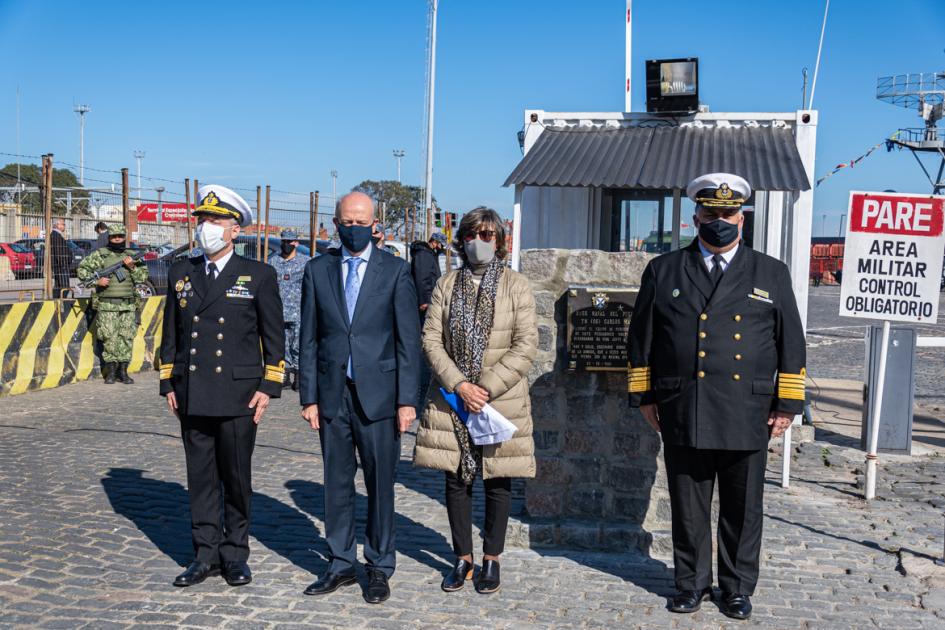 Ministro de Defensa Nacional acompañado por autoridades de la Armada Nacional