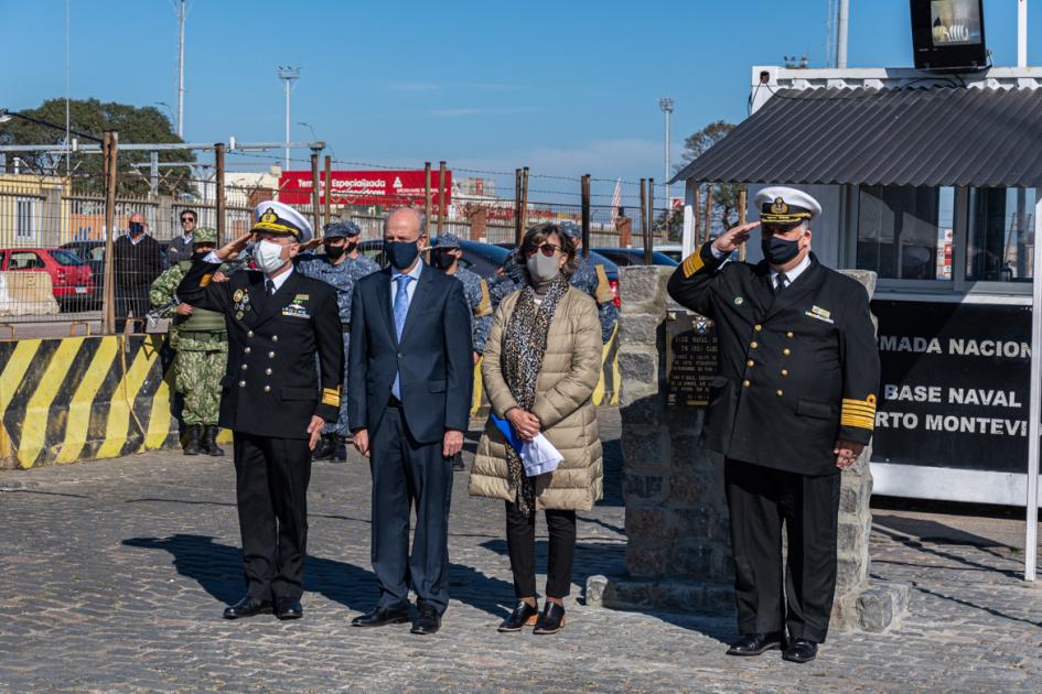 Ministro de Defensa Nacional acompañado por autoridades de la Armada Nacional