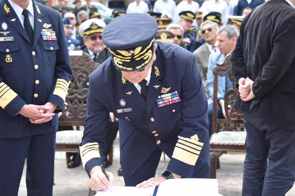 Firma del Libro de Honor.