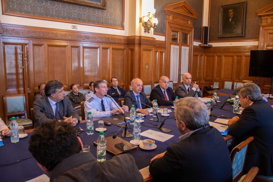 Ministro de Defensa Nacional en comision de Defensa acompañado de autoridades Ministro de Defensa Nacional en comision de Defensa acompañado de autoridades