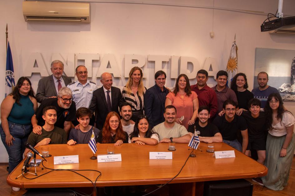 Ministro García junto a autoridades del IAU, del Sodre y la Orquesta Juvenil del Sodre Ministro García junto a autoridades del IAU, del Sodre y la Orquesta Juvenil del Sodre