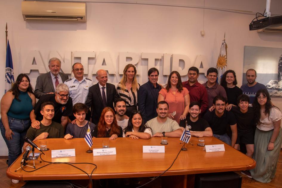 Ministro García junto a autoridades del IAU, del Sodre y la Orquesta Juvenil del Sodre