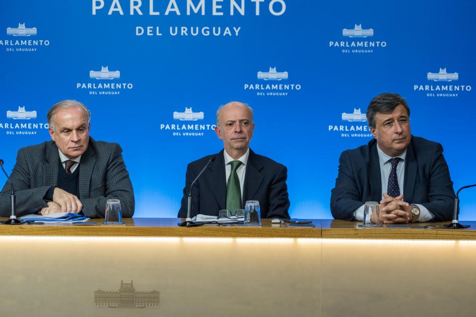 Ministro de Defensa Nacional acompañado por el Subsecretario y el Director General de Secretaría Ministro de Defensa Nacional acompañado por el Subsecretario y el Director General de Secretaría
