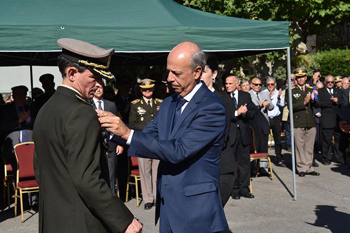 Ministro de Defensa, Javier García poniendo medalla a Comandante en Jefe del Ejército, General de Ejército Gerardo Fregossi