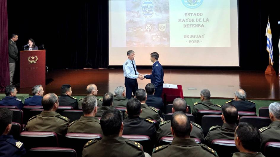 Entrega de reconocimientos por parte del Jefe del ESMADE Entrega de reconocimientos por parte del Jefe del ESMADE