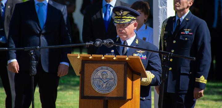 Comandante en Jefe de la Fuerza Aérea, Gral. del Aire Luis de León dando discurso