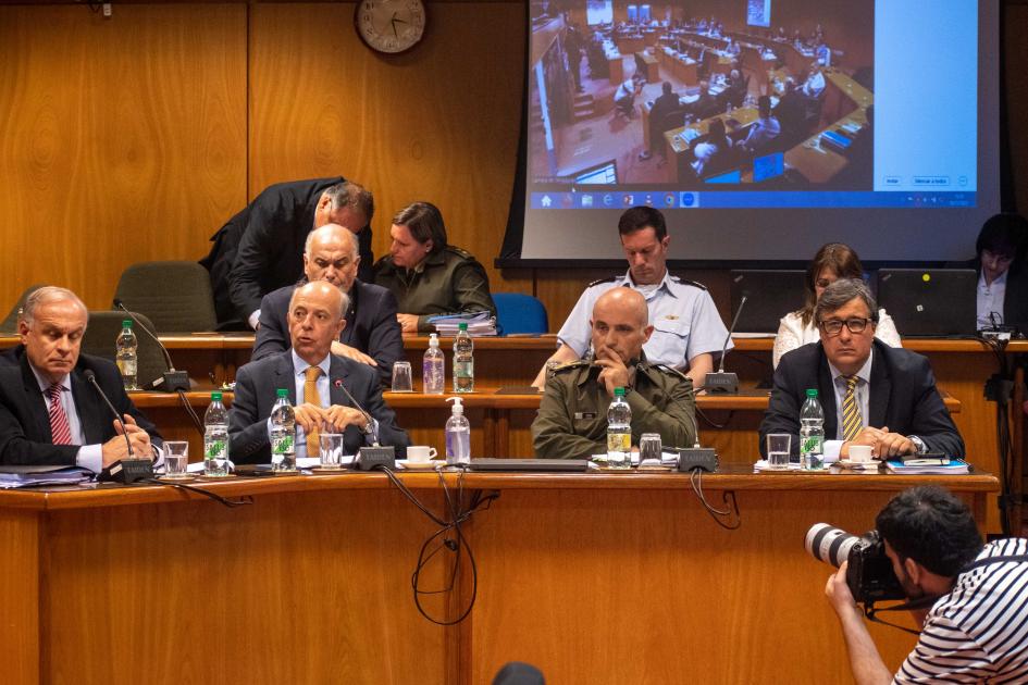 Ministro de Defensa Nacional acompañados de autoridades en el Parlamento Ministro de Defensa Nacional acompañados de autoridades en el Parlamento