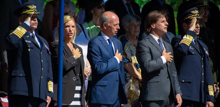 Vicepresidenta, Beatriz Argimón, Ministro de Defensa, Javier García, Presidente Luis Lacalle Pou Autoridades presentes en asunción del Comandante de la Fuerza Aérea