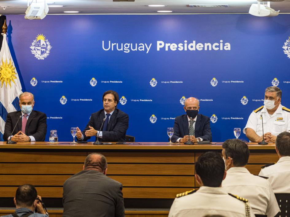 Autoridades del MDN y presidente Lacalle Pou Subsec. Rivera Elgue, presidente Lacalle Pou, ministro Javier García,comandante Armada, Jorge Wilson