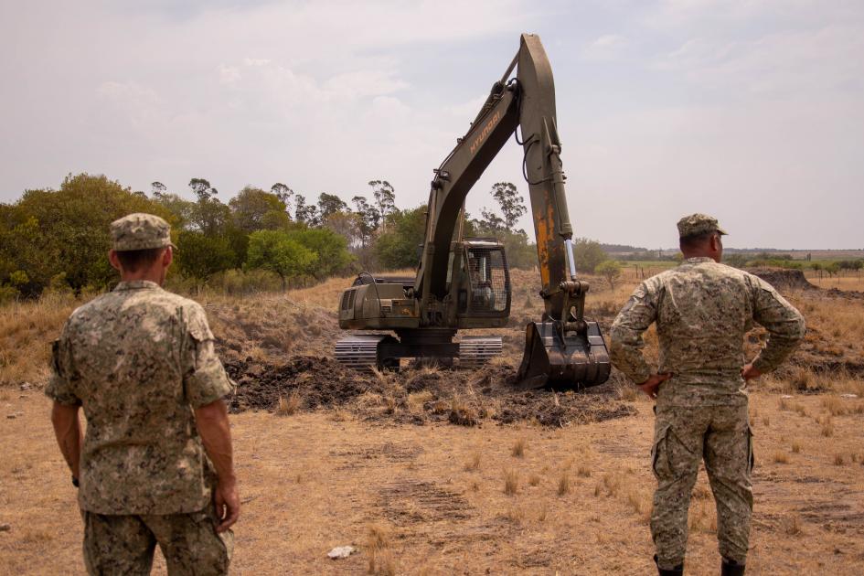 Máquina retroexcavadora realizando limpieza de tajamares Máquina retroexcavadora realizando limpieza de tajamares