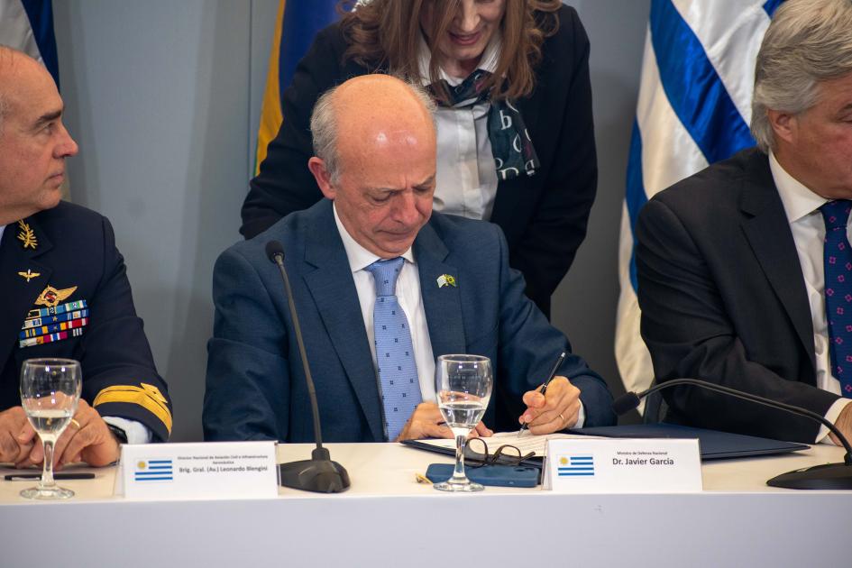 Ministro de Defensa, Javier García firmando memorándum