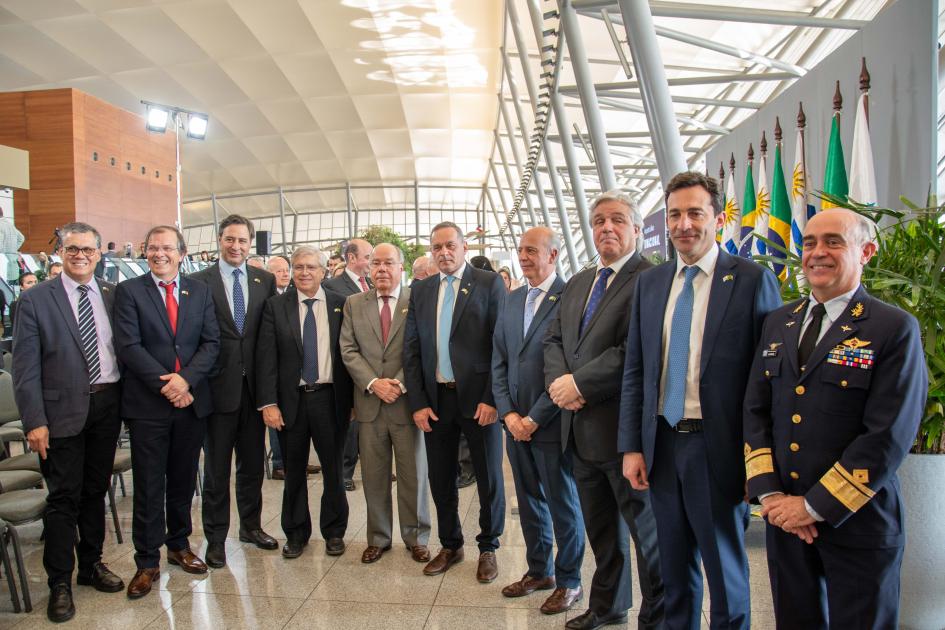 Autoridades de Uruguay y Brasil posando 